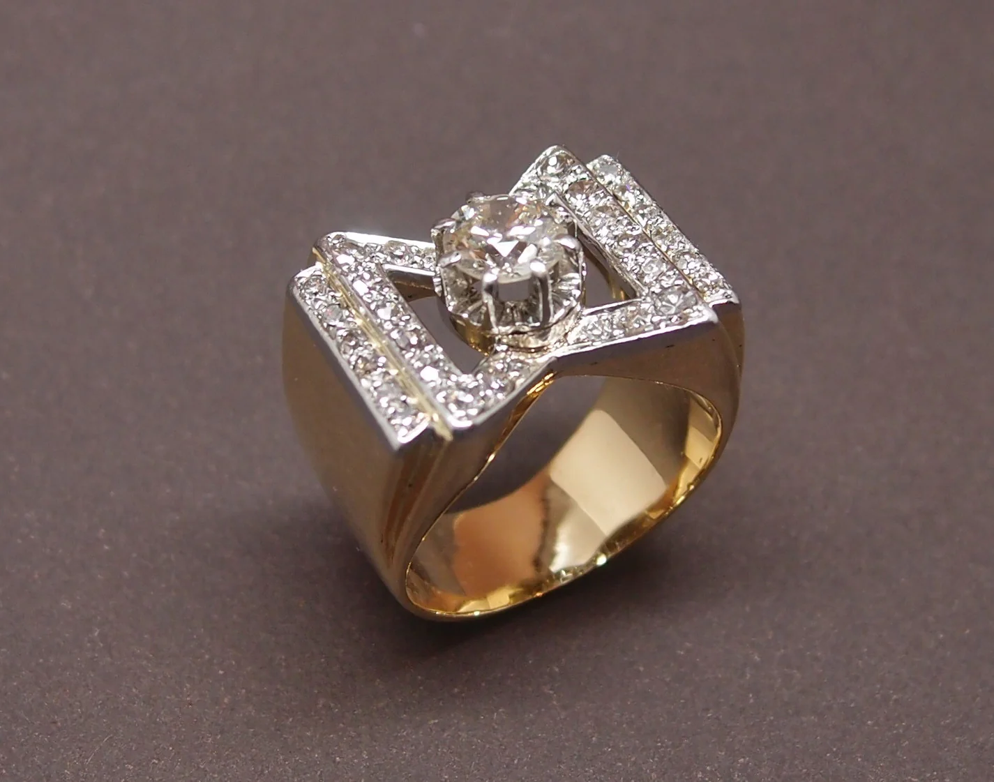 Bague Tank vers 1940 or 18 cts et platine avec diamant pricipal de 0.6 ct - Image 2