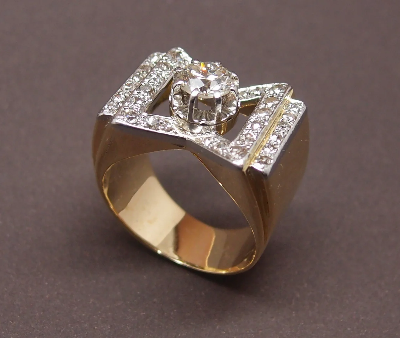 Bague Tank vers 1940 or 18 cts et platine avec diamant pricipal de 0.6 ct - Image 3
