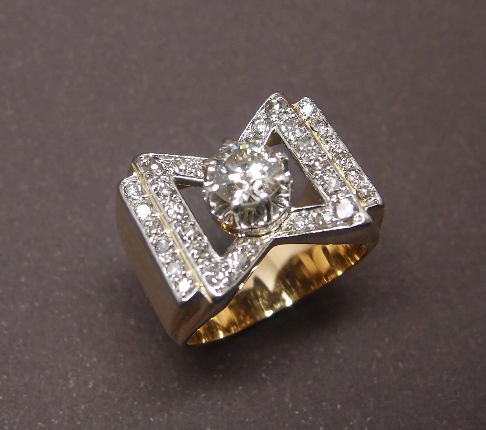 Bague Tank vers 1940 or 18 cts et platine avec diamant pricipal de 0.6 ct - Image 4