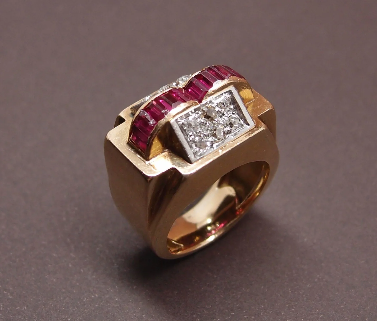bague tank vers 1940 or , platine , diamants et rubis "verneuil"