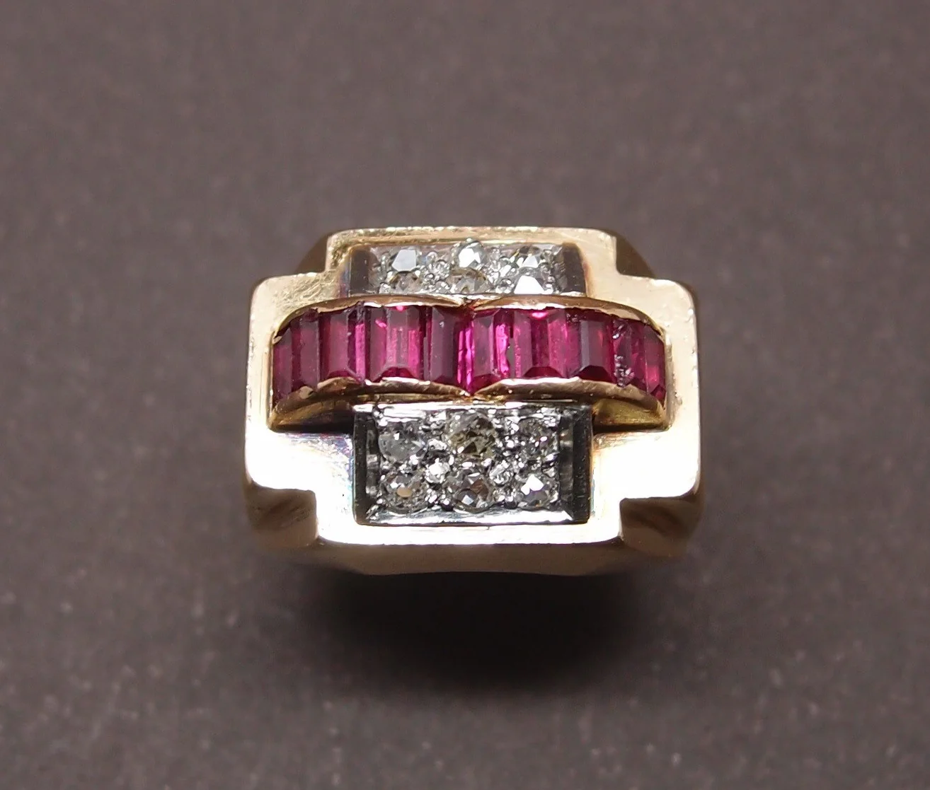 bague tank vers 1940 or , platine , diamants et rubis "verneuil" - Image 2