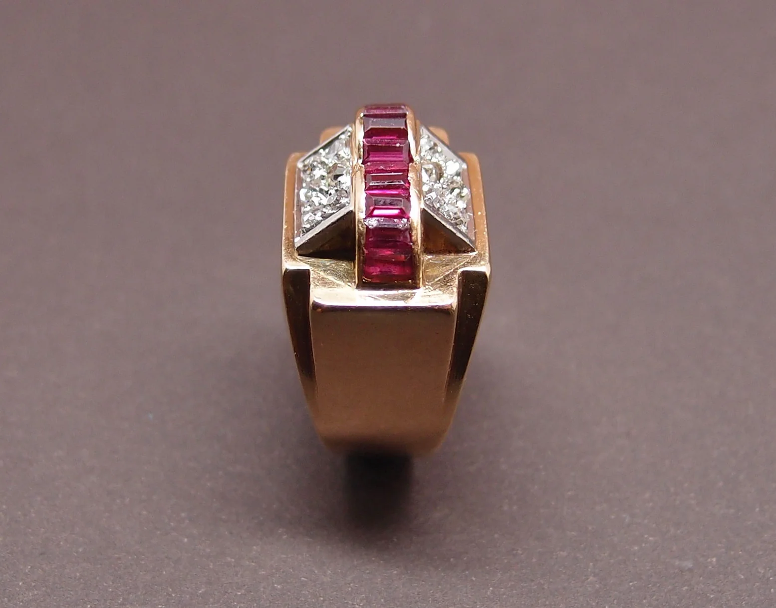 bague tank vers 1940 or , platine , diamants et rubis "verneuil" - Image 3