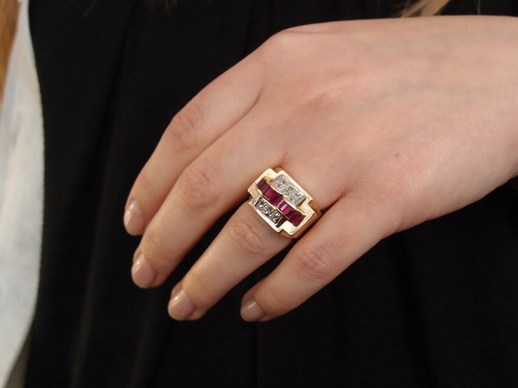 bague tank vers 1940 or , platine , diamants et rubis "verneuil" - Image 4