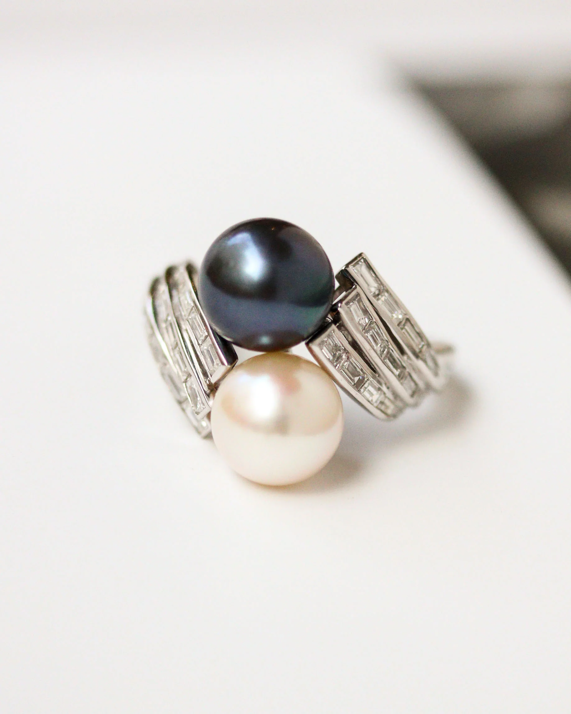 Bague Toi et Moi Platine, Perles et Diamants Baguette - Image 3