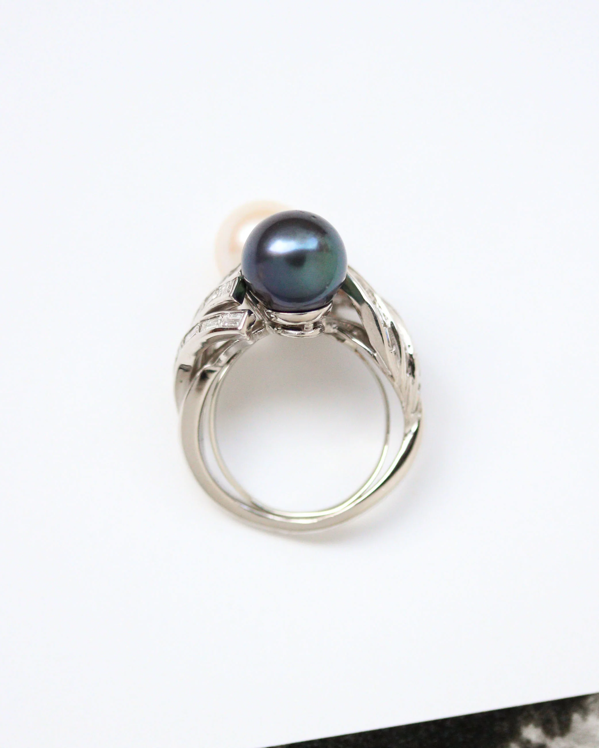 Bague Toi et Moi Platine, Perles et Diamants Baguette - Image 4