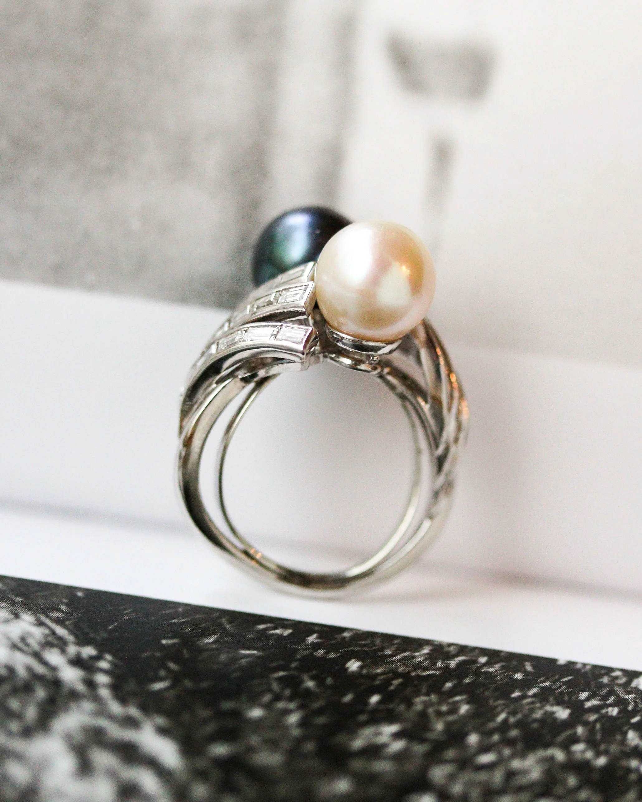 Bague Toi et Moi Platine, Perles et Diamants Baguette - Image 7
