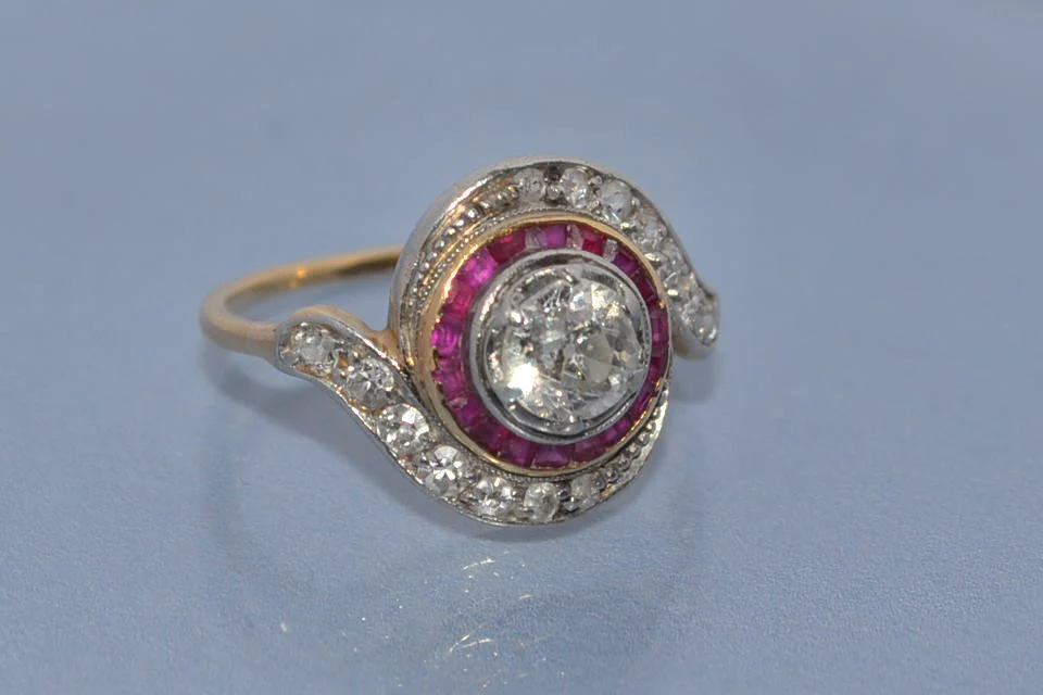 Bague Tourbillon diamants rubis et or 18 carats