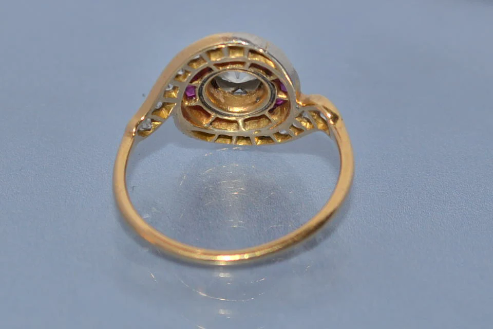 Bague Tourbillon diamants rubis et or 18 carats - Image 3