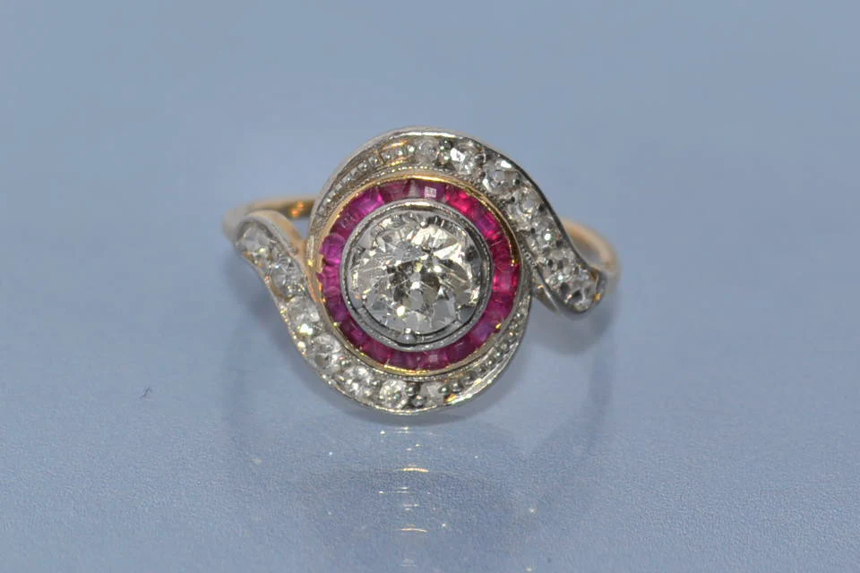 Bague Tourbillon diamants rubis et or 18 carats - Image 4