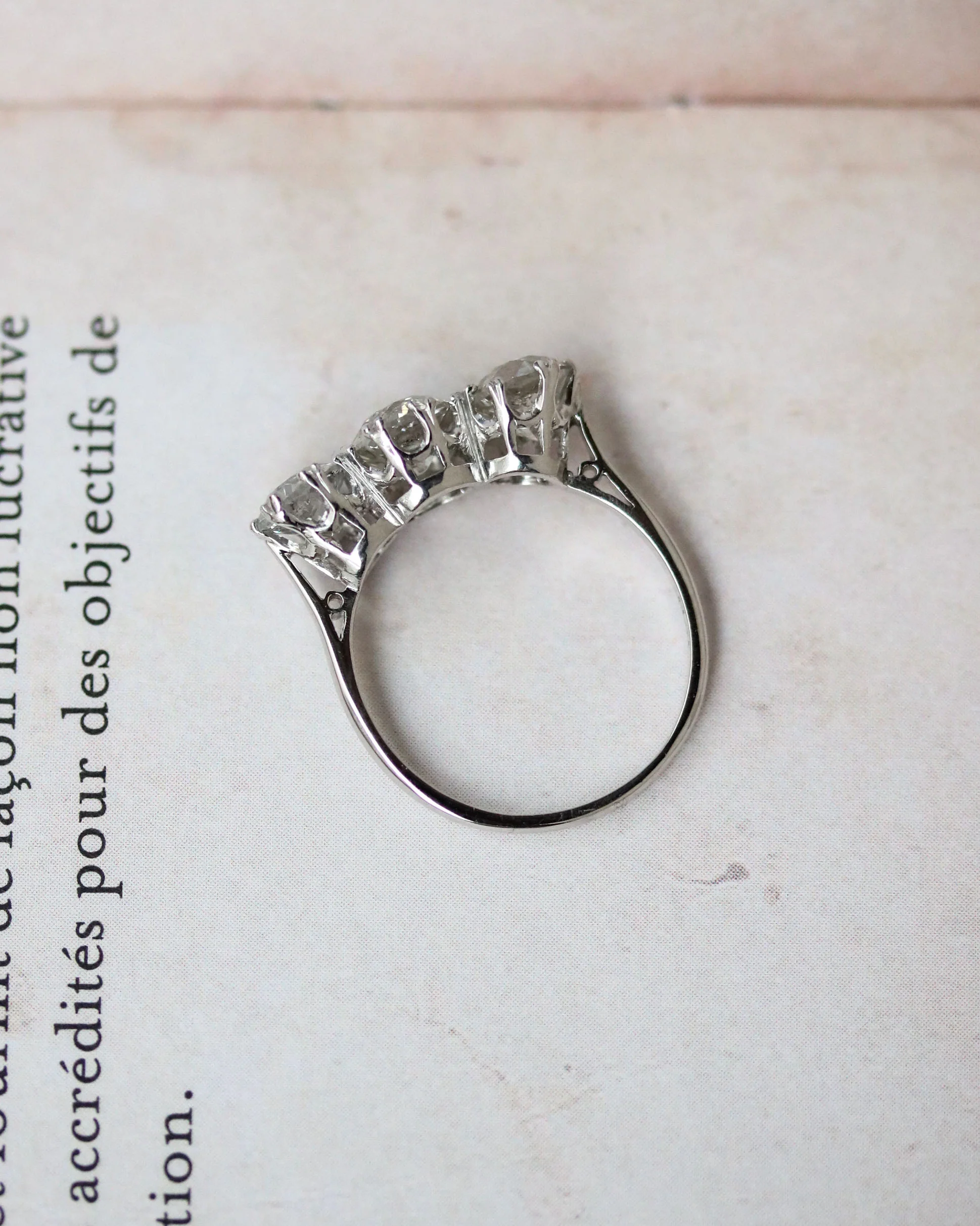 Bague Trilogie Diamants, Or et Platine - Image 4