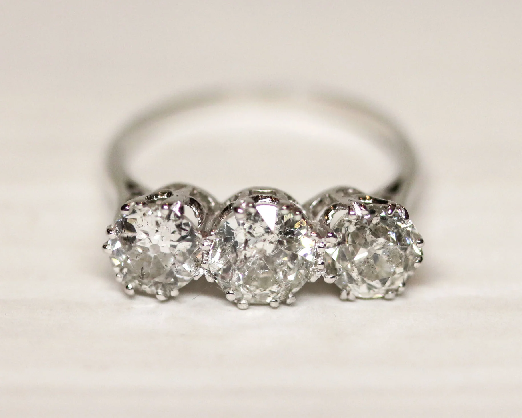 Bague Trilogie Diamants, Or et Platine - Image 6