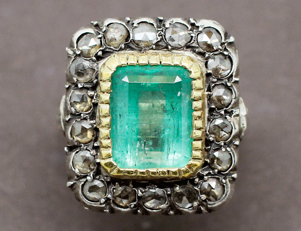 Bague XIXe Emeraude Entourage - Image 3