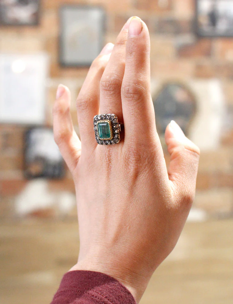 Bague XIXe Emeraude Entourage - Image 7