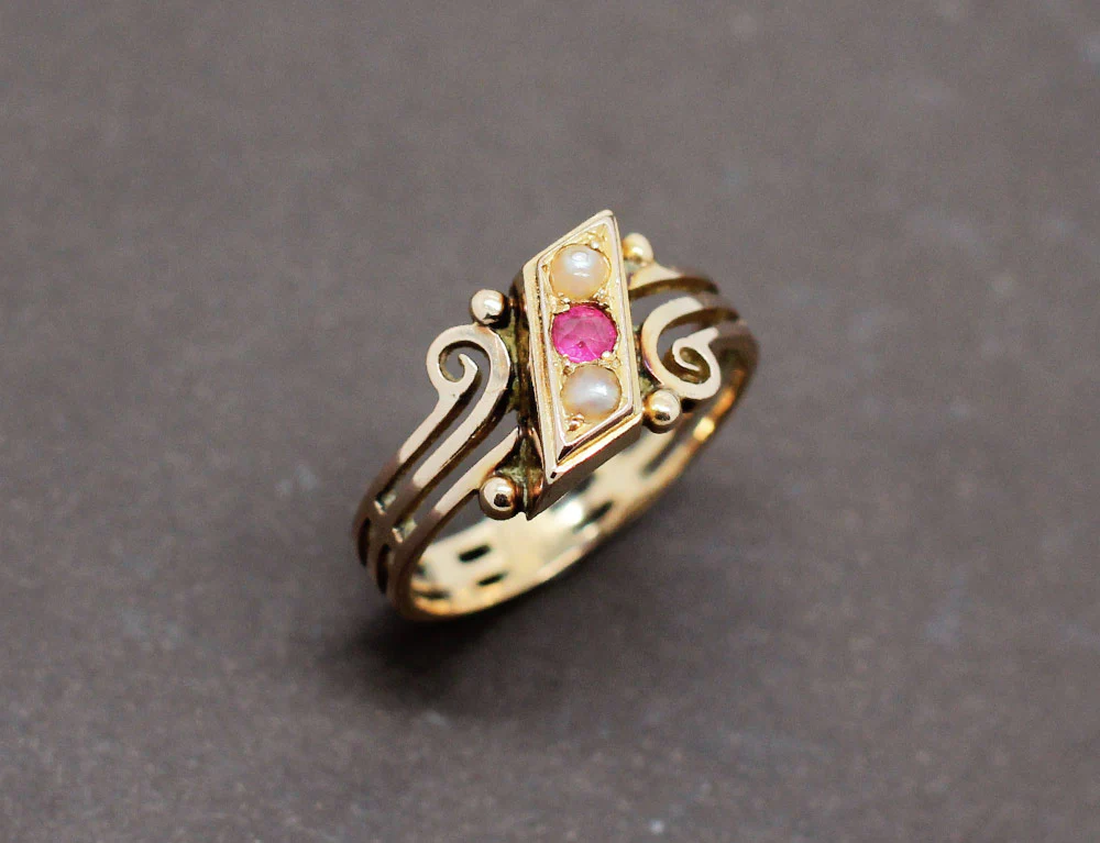 Bague XIXe Or Perles et Verneuil
