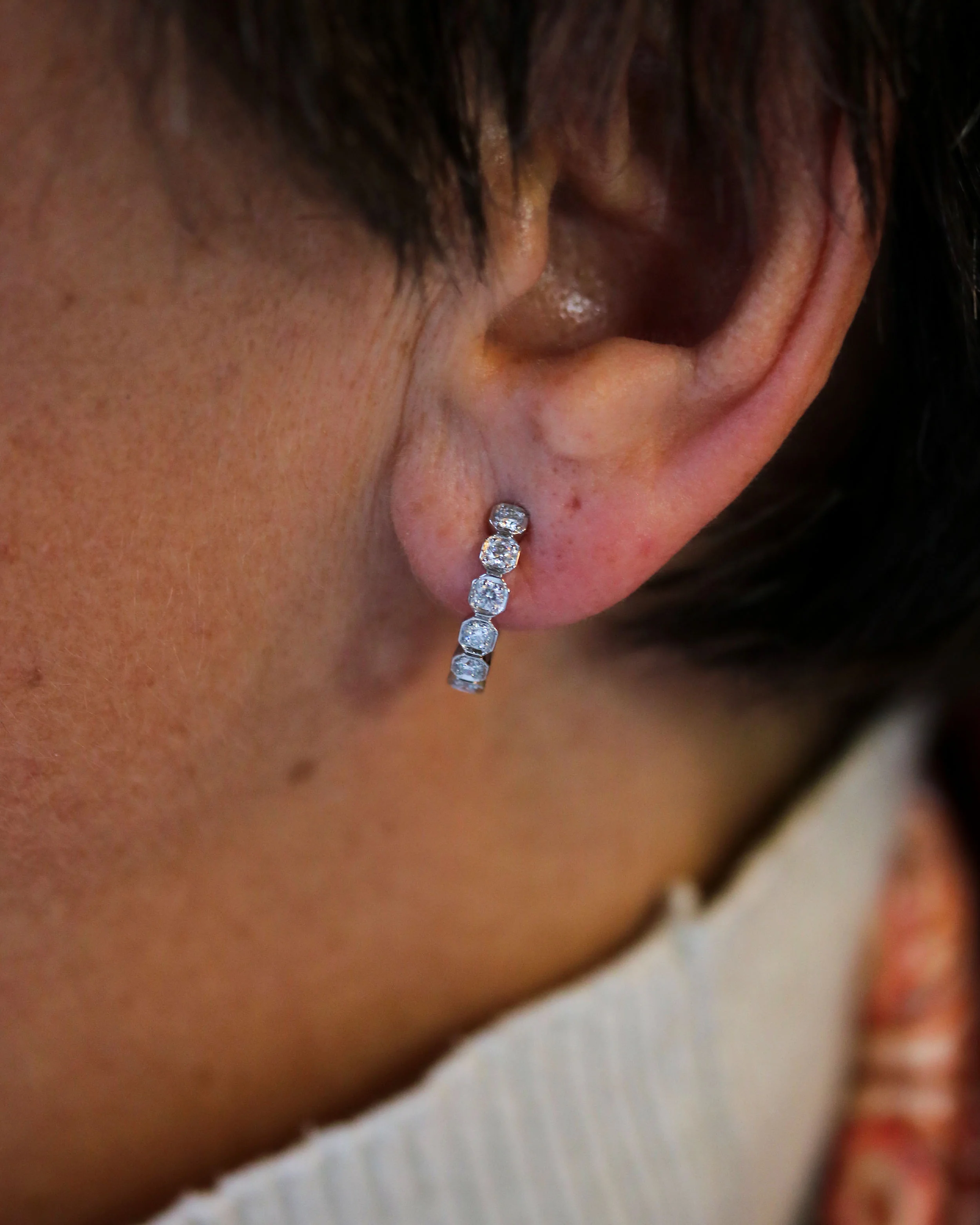 Boucles d'Oreilles Création Benoit Joaillier "Créoles Carrés Pans Coupés" Or Blanc Diamants - Image 2