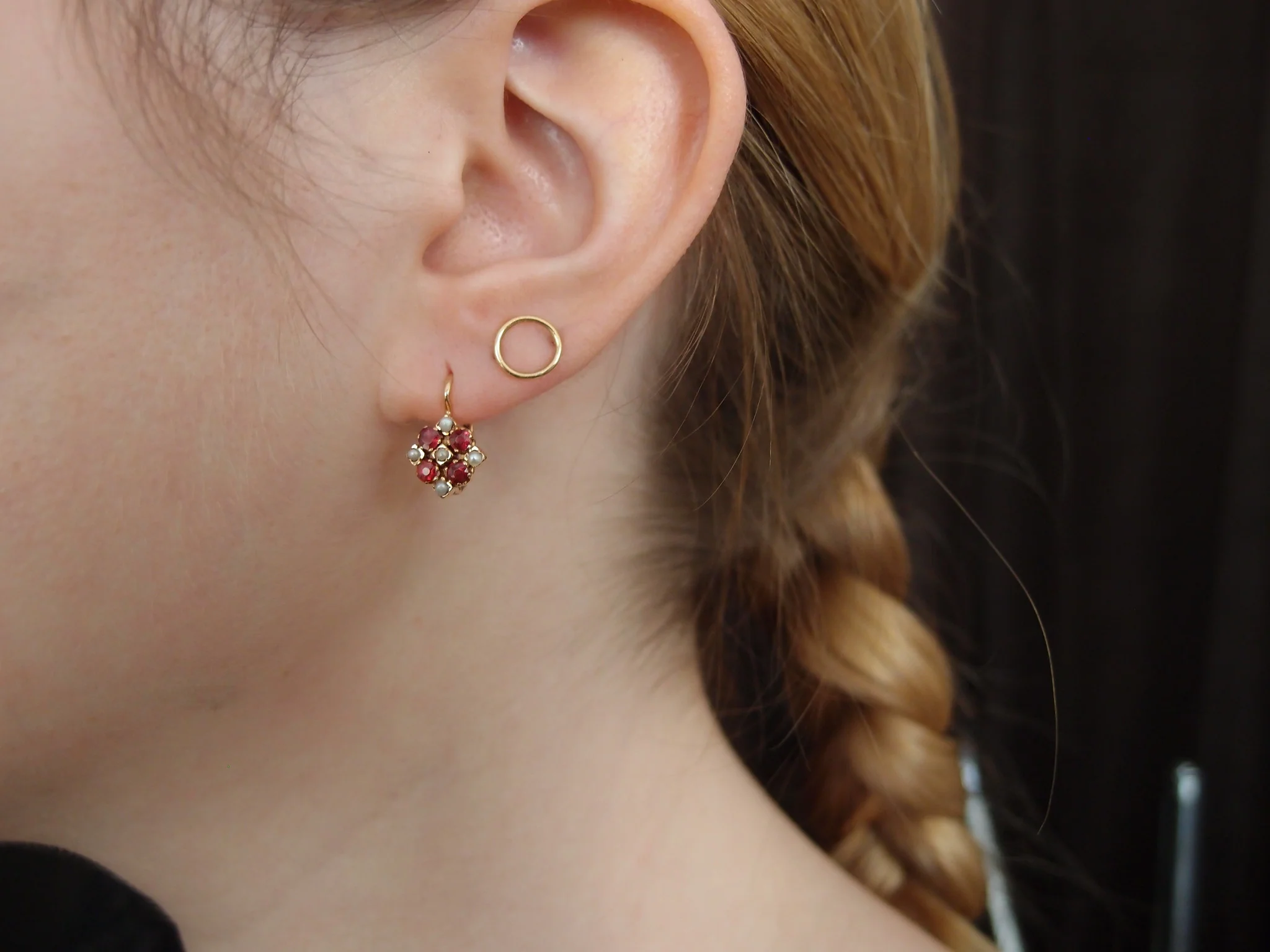 Boucles d'oreilles dormeuses rubis et demi perles fines - Image 3