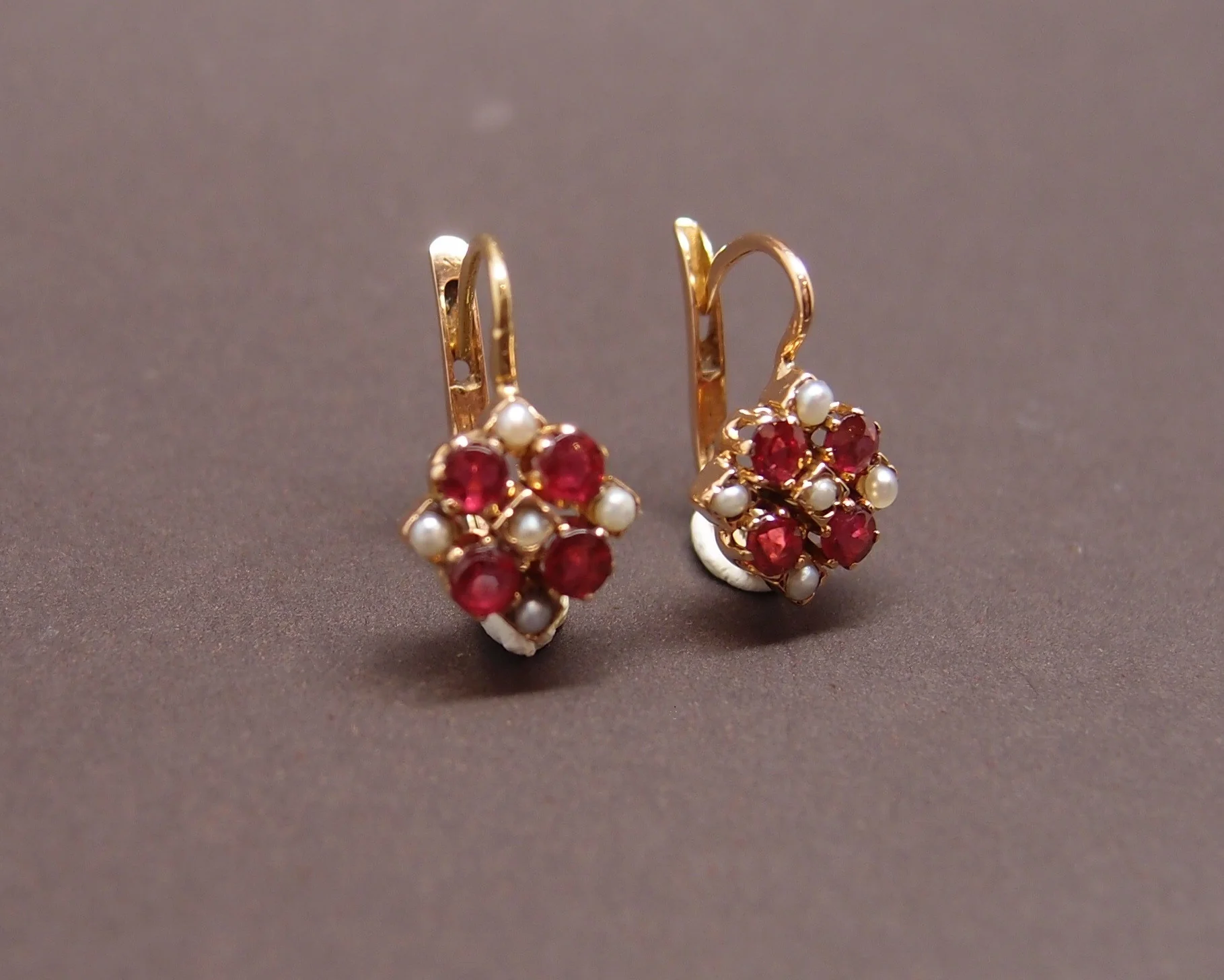 Boucles d'oreilles dormeuses rubis et demi perles fines - Image 4