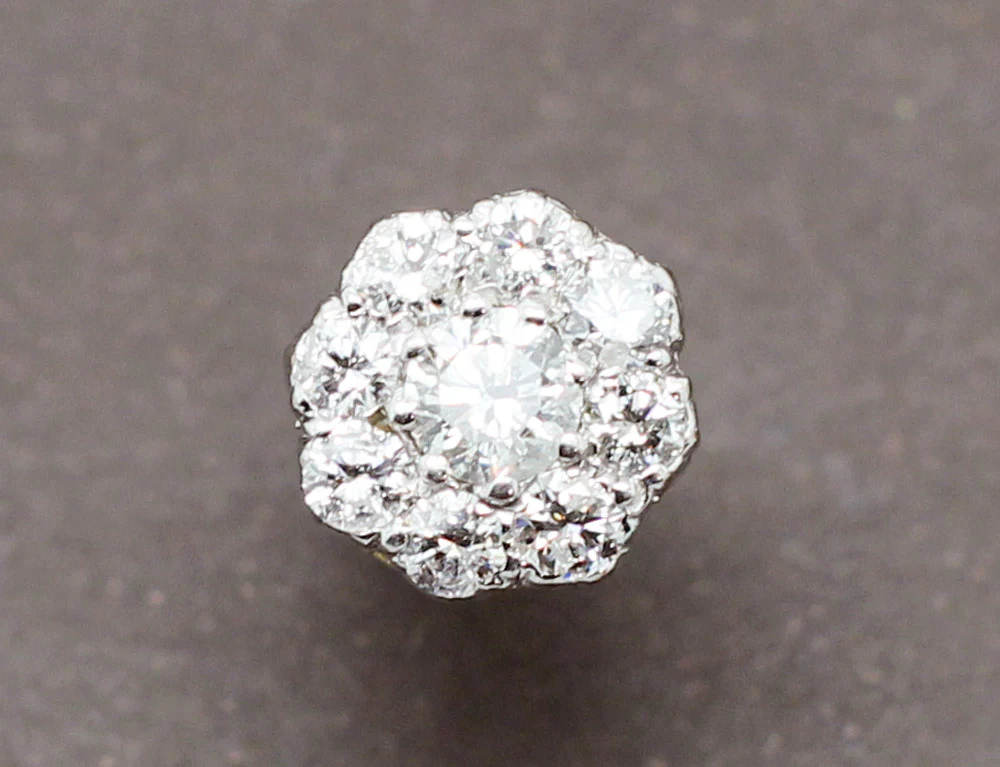 Boucles d'Oreilles Fleurs Diamants - Image 2