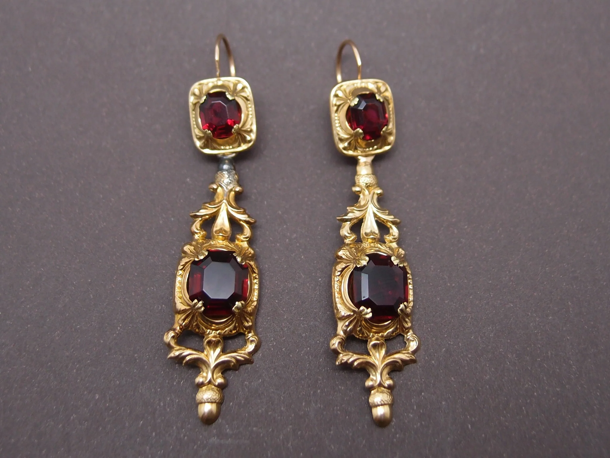 Boucles d'oreilles pendantes or et grenats Fin 19ème