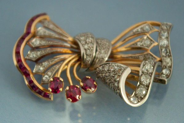 Broche Art Déco Diamants et Rubis