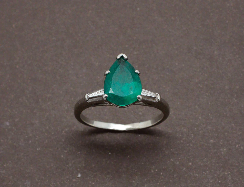 Bague Emeraude Poire Sur Platine et Tapers - Image 2