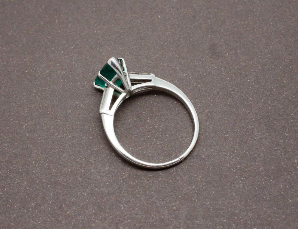 Bague Emeraude Poire Sur Platine et Tapers - Image 3