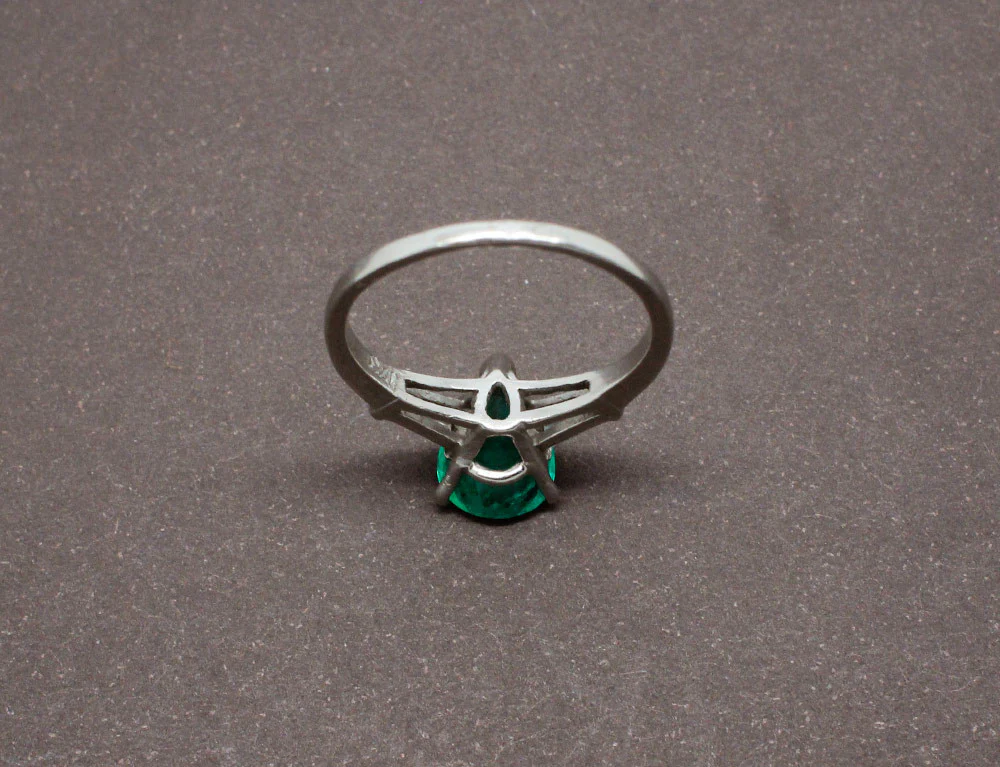 Bague Emeraude Poire Sur Platine et Tapers - Image 4