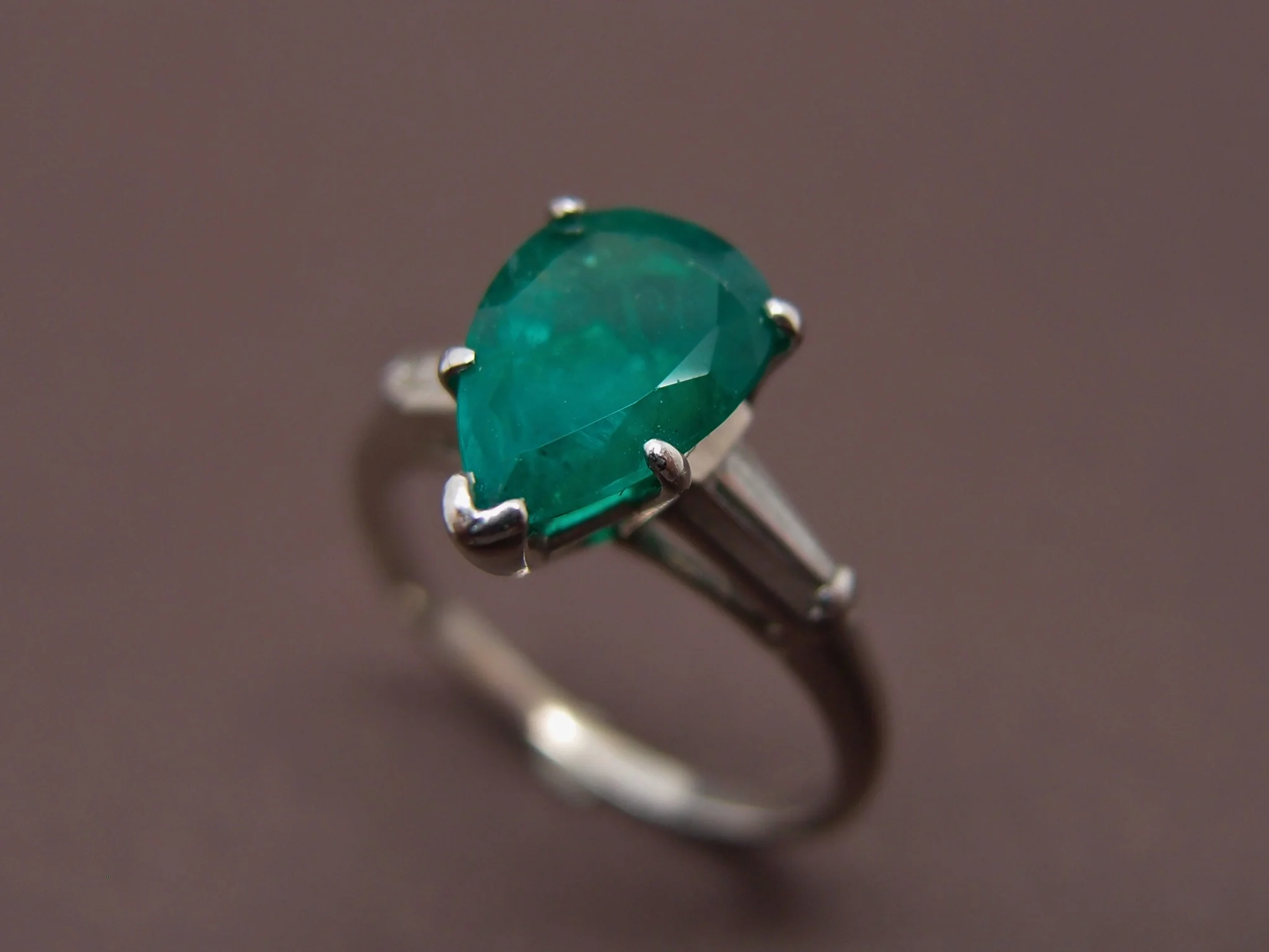 Bague Emeraude Poire Sur Platine et Tapers - Image 5