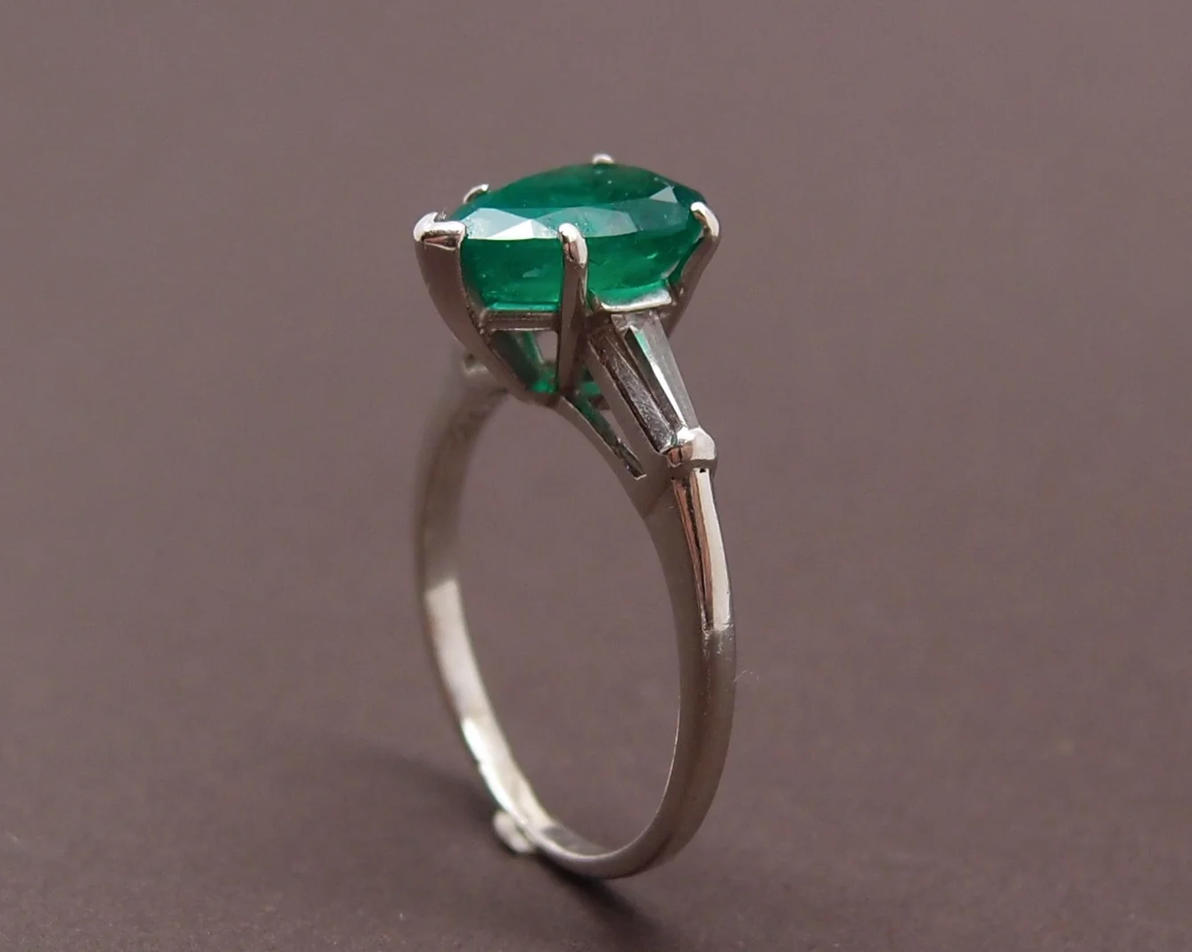Bague Emeraude Poire Sur Platine et Tapers - Image 6