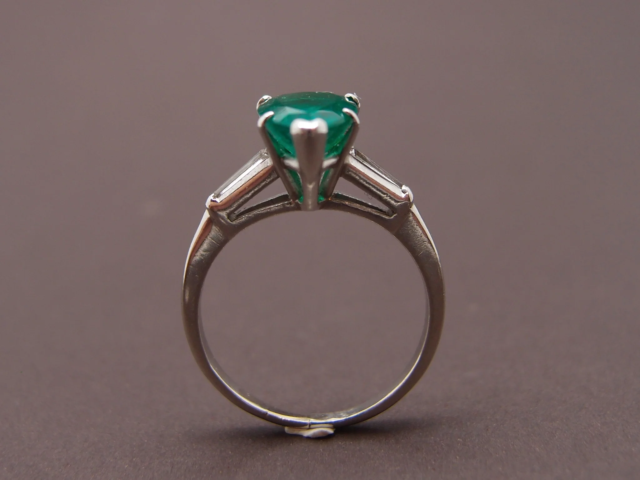 Bague Emeraude Poire Sur Platine et Tapers - Image 7