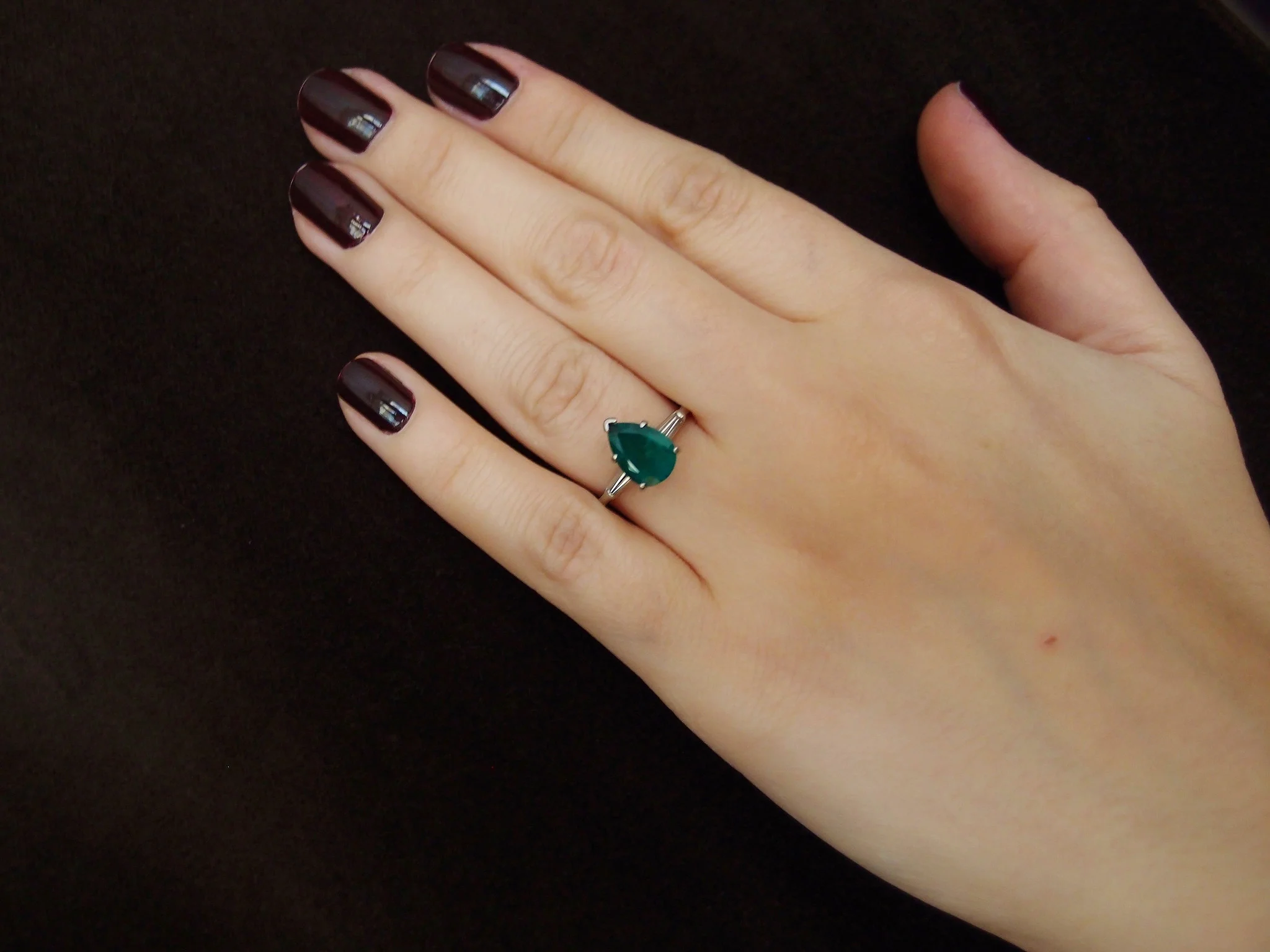 Bague Emeraude Poire Sur Platine et Tapers - Image 8
