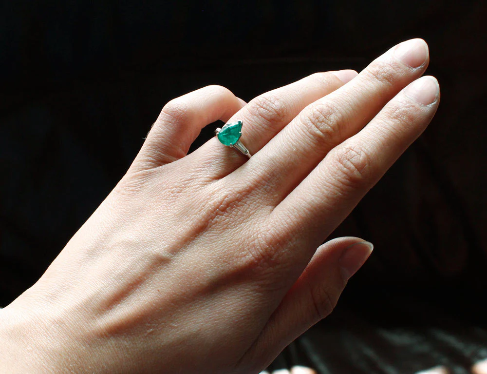 Bague Emeraude Poire Sur Platine et Tapers - Image 9