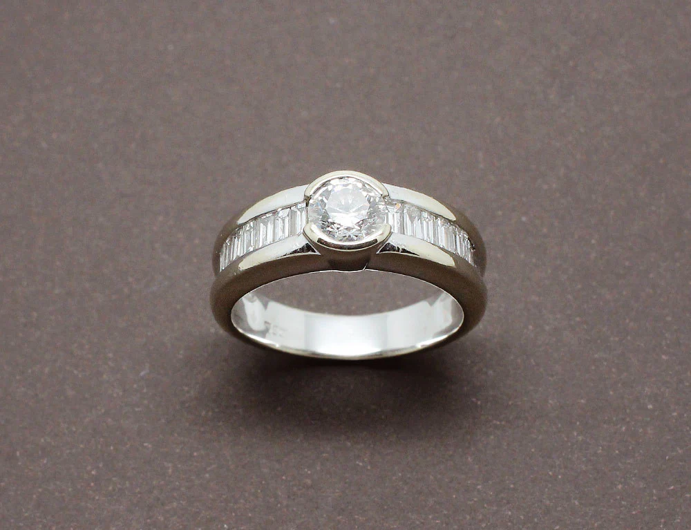 Bague Or Blanc Diamants et Rangées de Baguettes - Image 2