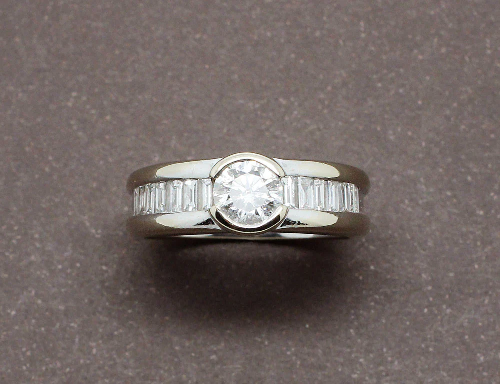 Bague Or Blanc Diamants et Rangées de Baguettes - Image 3