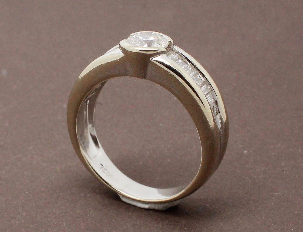 Bague Or Blanc Diamants et Rangées de Baguettes - Image 4
