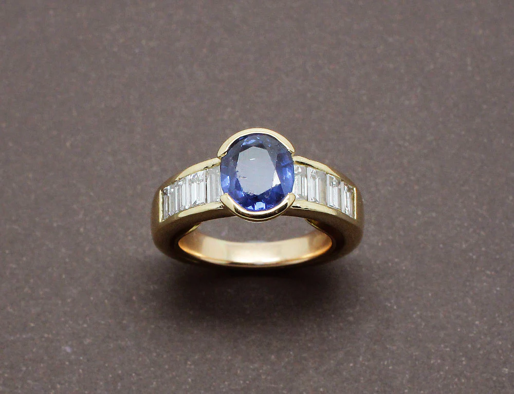 Bague Saphir Serti Demi Clos et Diamants Baguettes - Image 2
