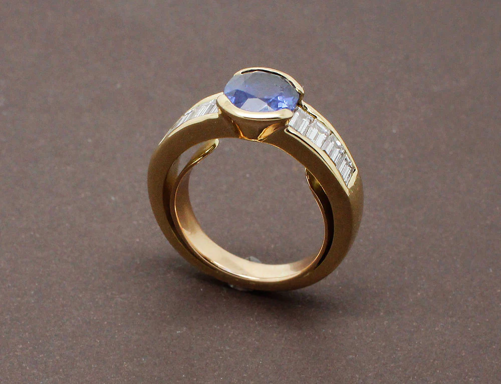 Bague Saphir Serti Demi Clos et Diamants Baguettes - Image 3