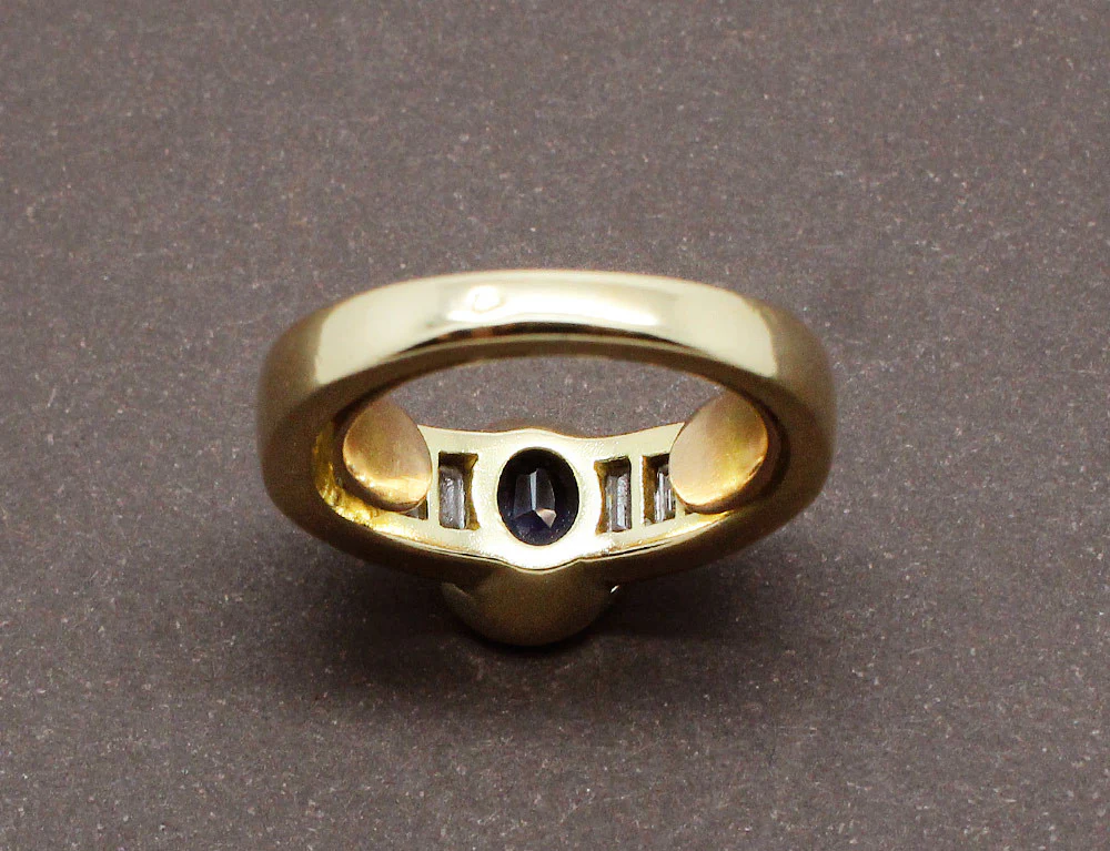 Bague Saphir Serti Demi Clos et Diamants Baguettes - Image 4