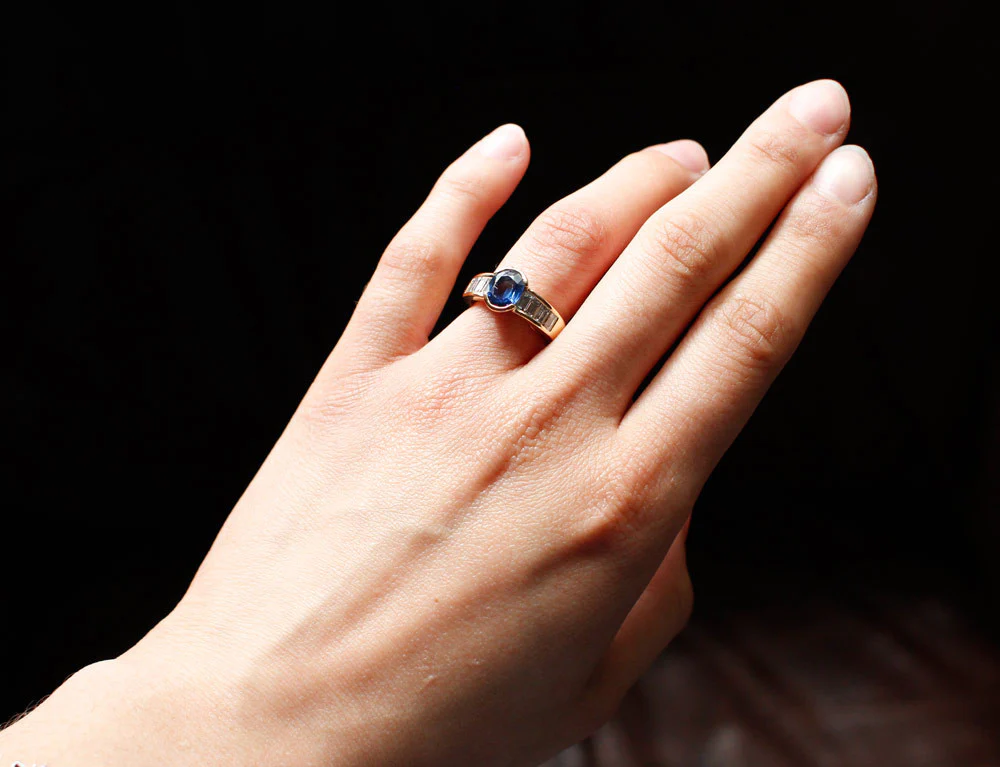 Bague Saphir Serti Demi Clos et Diamants Baguettes - Image 5