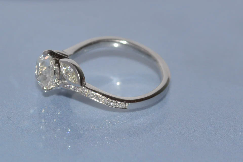 Création "Benoit joaillier" bague diamant 1,1 carat et or 18 carats - Image 2