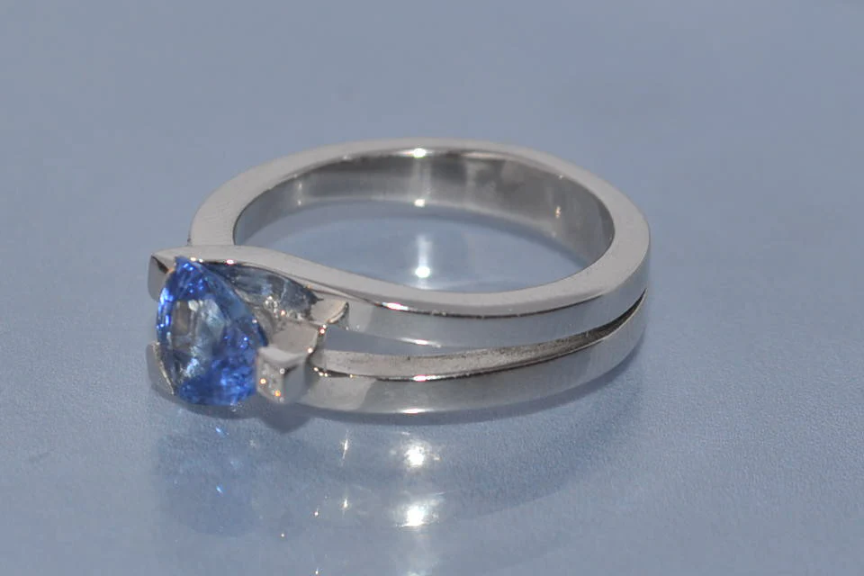 Création "Benoit joaillier" bague saphir traïdia or et diamants - Image 3