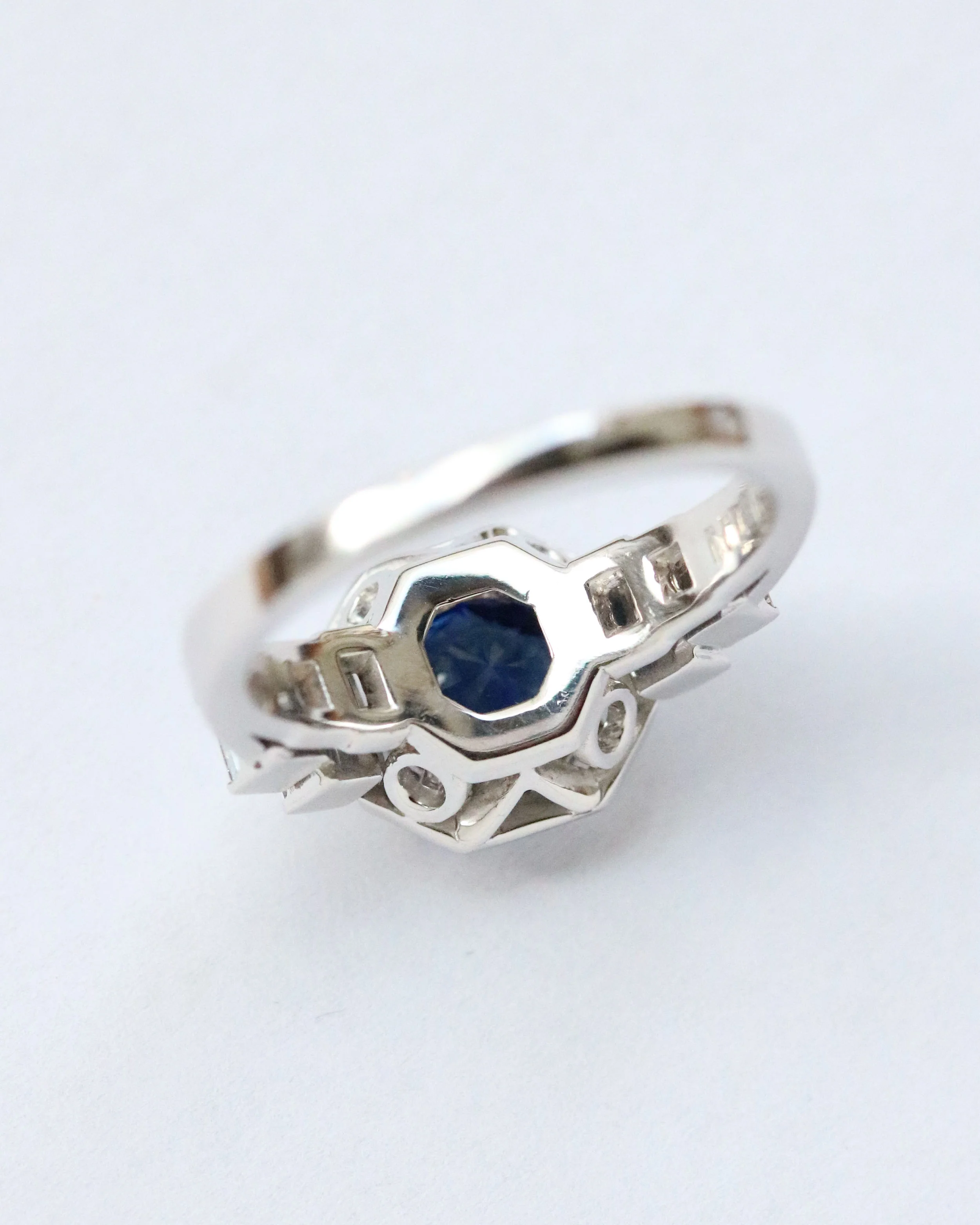 Bague Création Benoît Joaillier "Carré Pans Coupés Escaliers Baguettes" Saphir 1,60 carats - Image 3