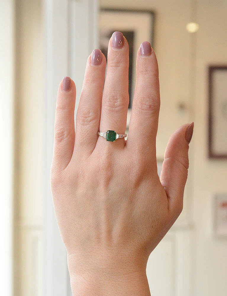 Solitaire Création Benoit Joaillier "Taille Emeraude" Émeraude et Diamant - Image 5