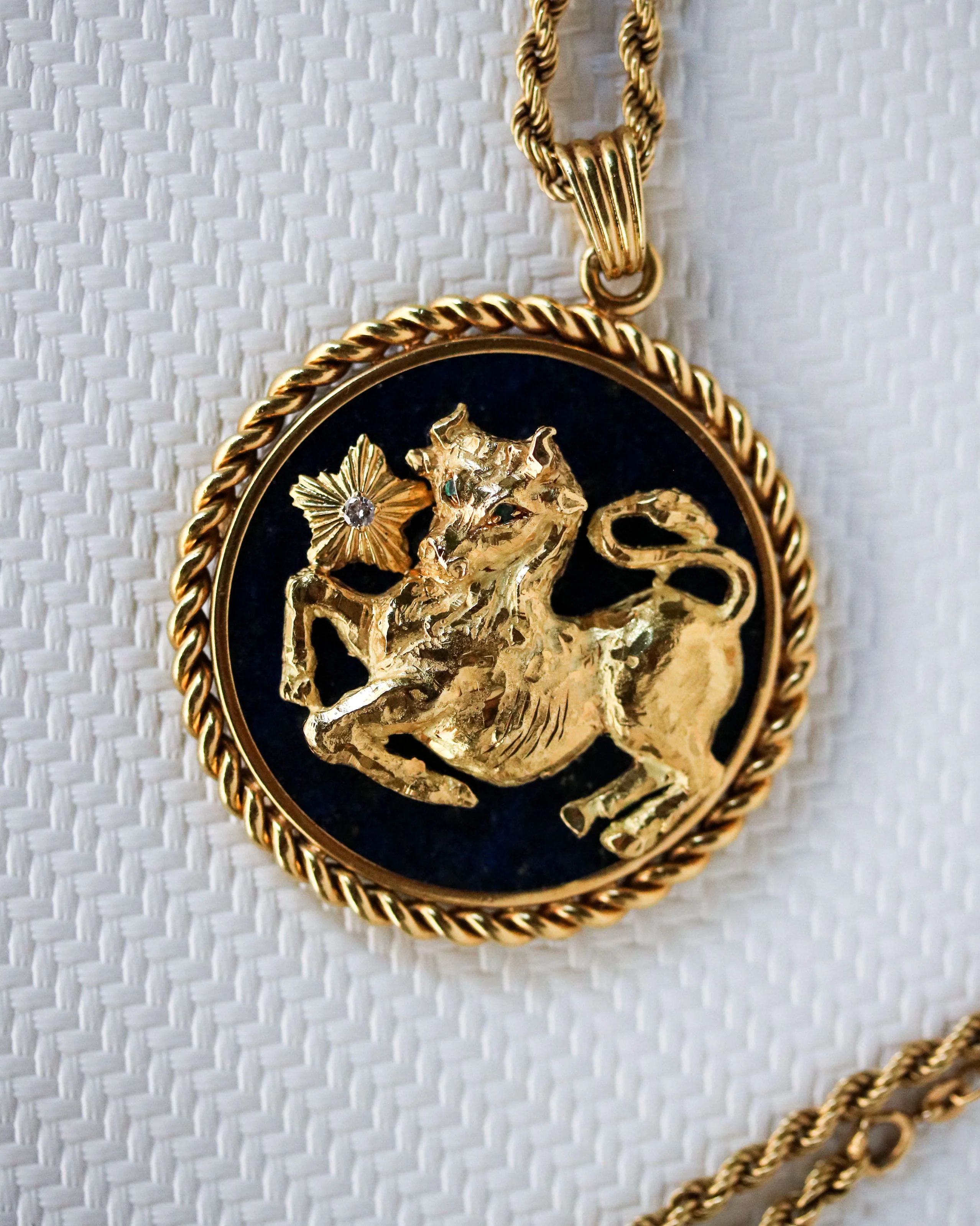 Médaille signe Zodiaque Taureau signé Van Cleef & Arpels - Image 4
