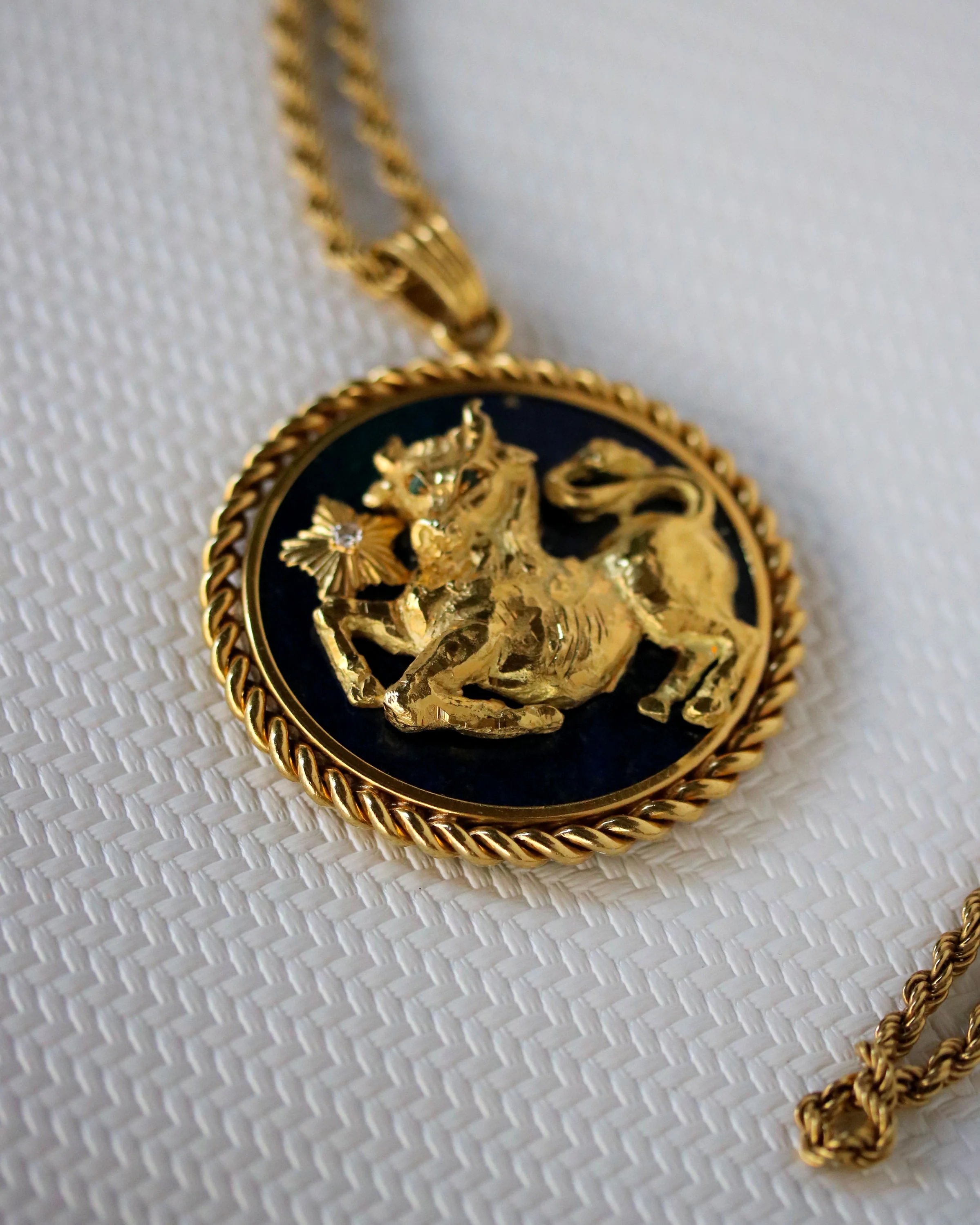 Médaille signe Zodiaque Taureau signé Van Cleef & Arpels - Image 6