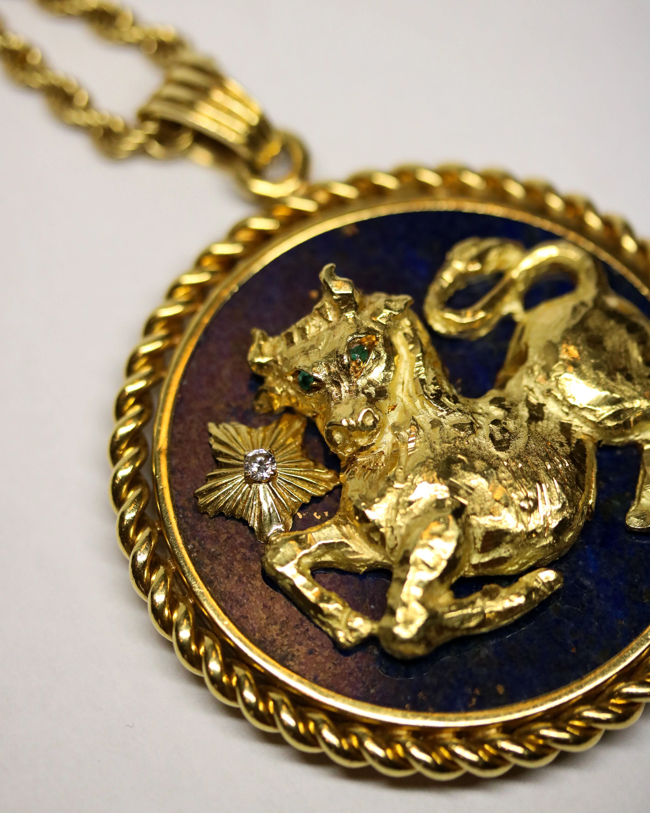 Médaille signe Zodiaque Taureau signé Van Cleef & Arpels - Image 9