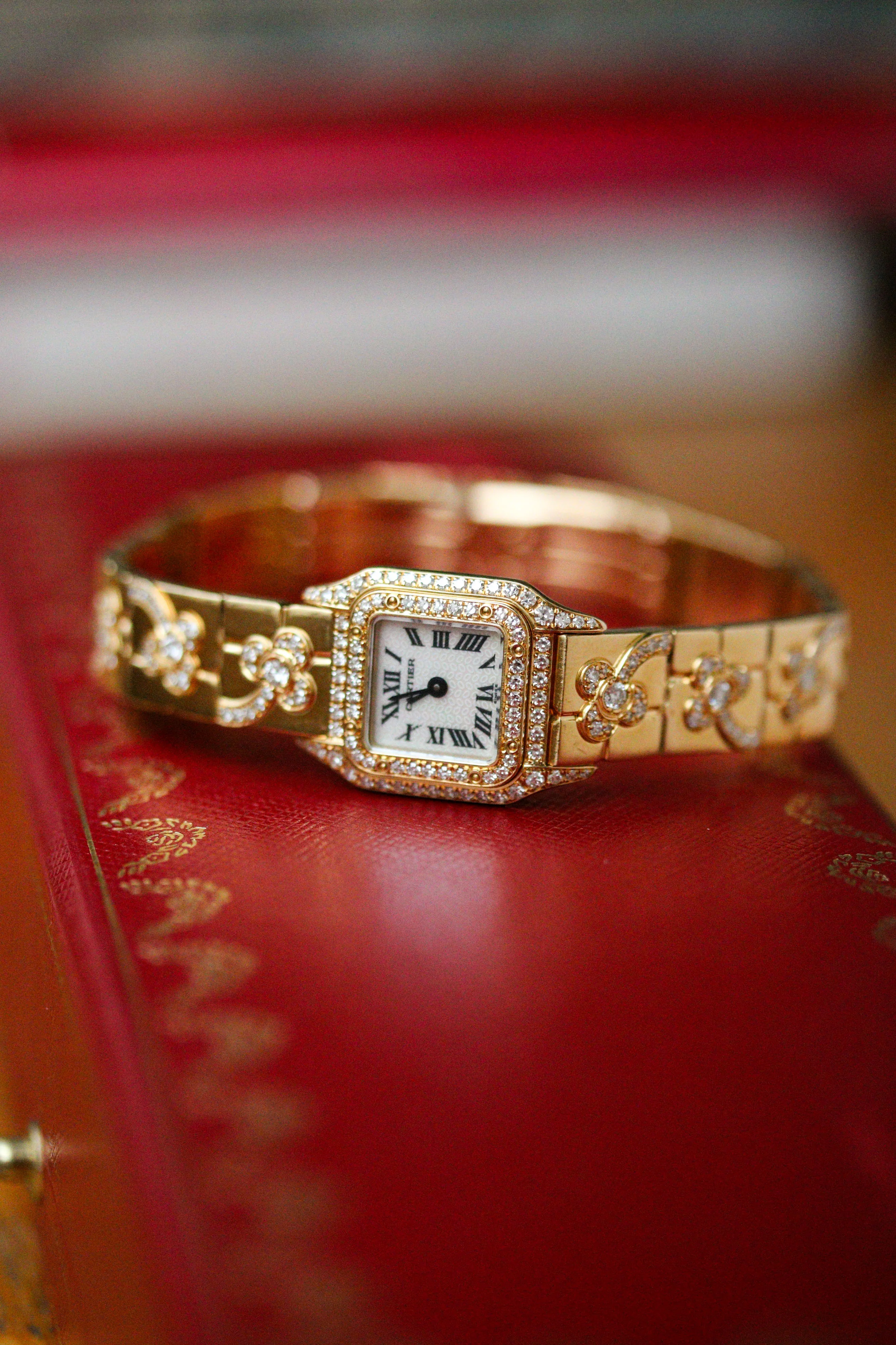 Montre Mini Panthère Fleurs Or Jaune et Diamant signe Cartier - Image 4