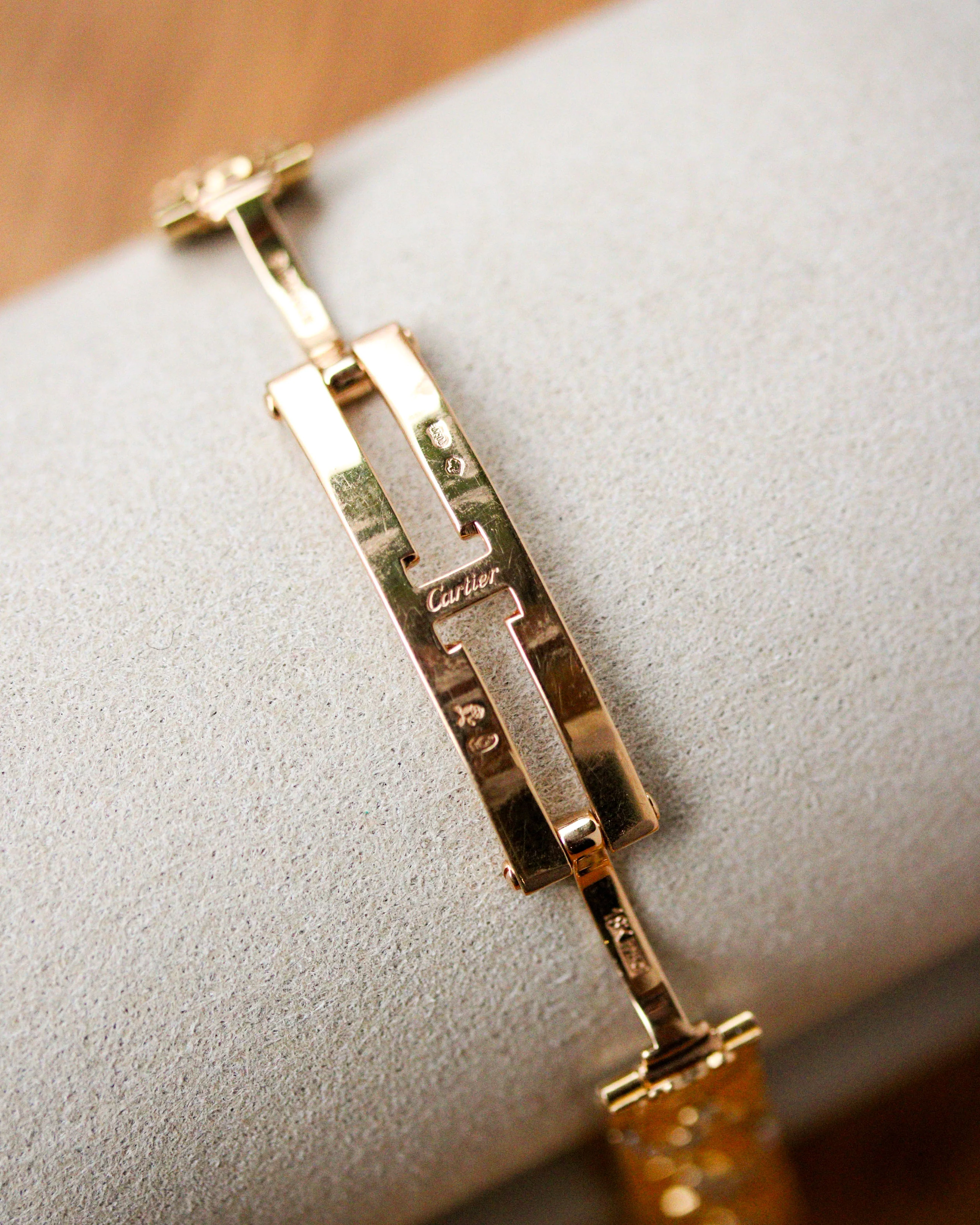 Montre Mini Panthère Fleurs Or Jaune et Diamant signe Cartier - Image 5