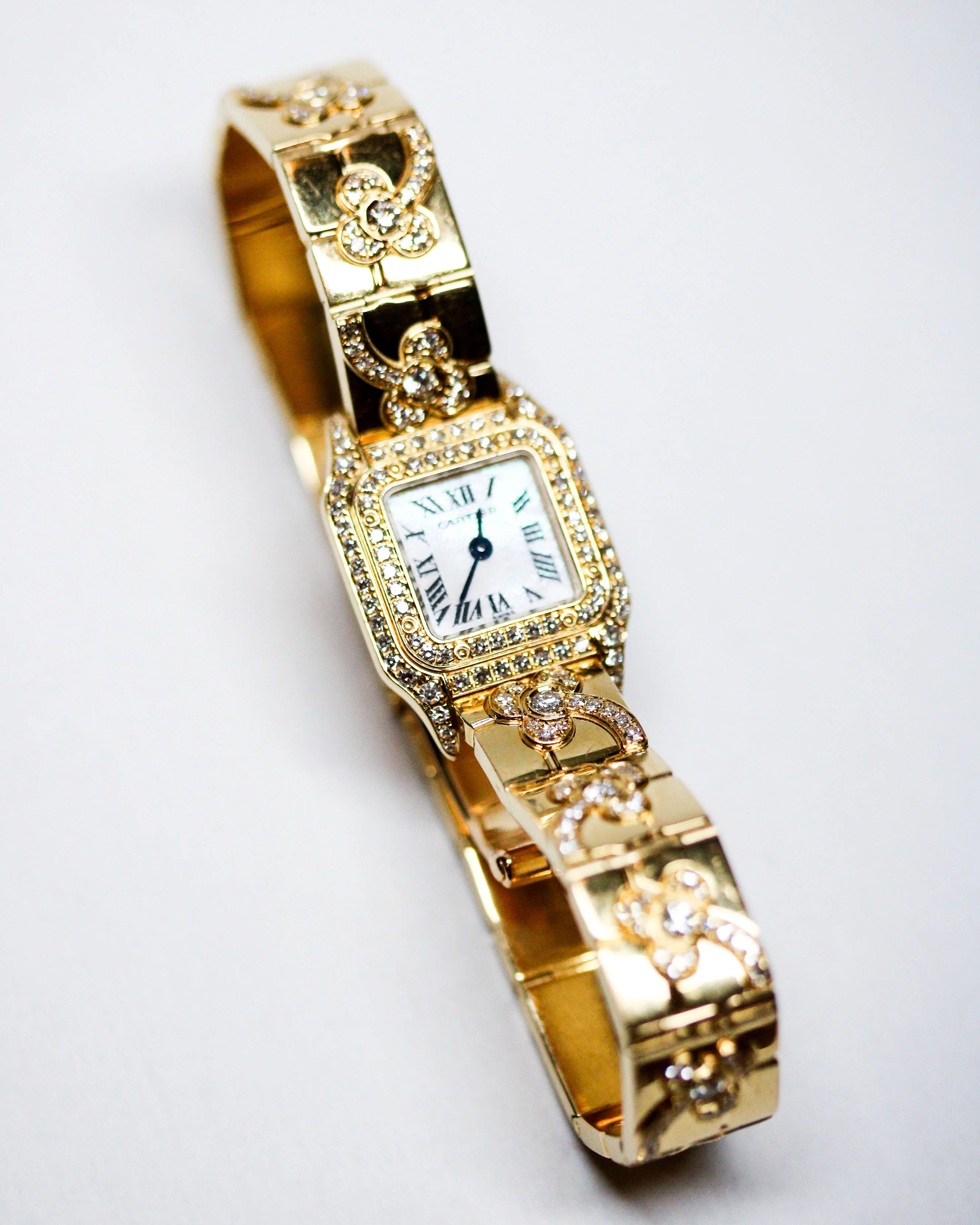 Montre Mini Panthère Fleurs Or Jaune et Diamant signe Cartier - Image 9