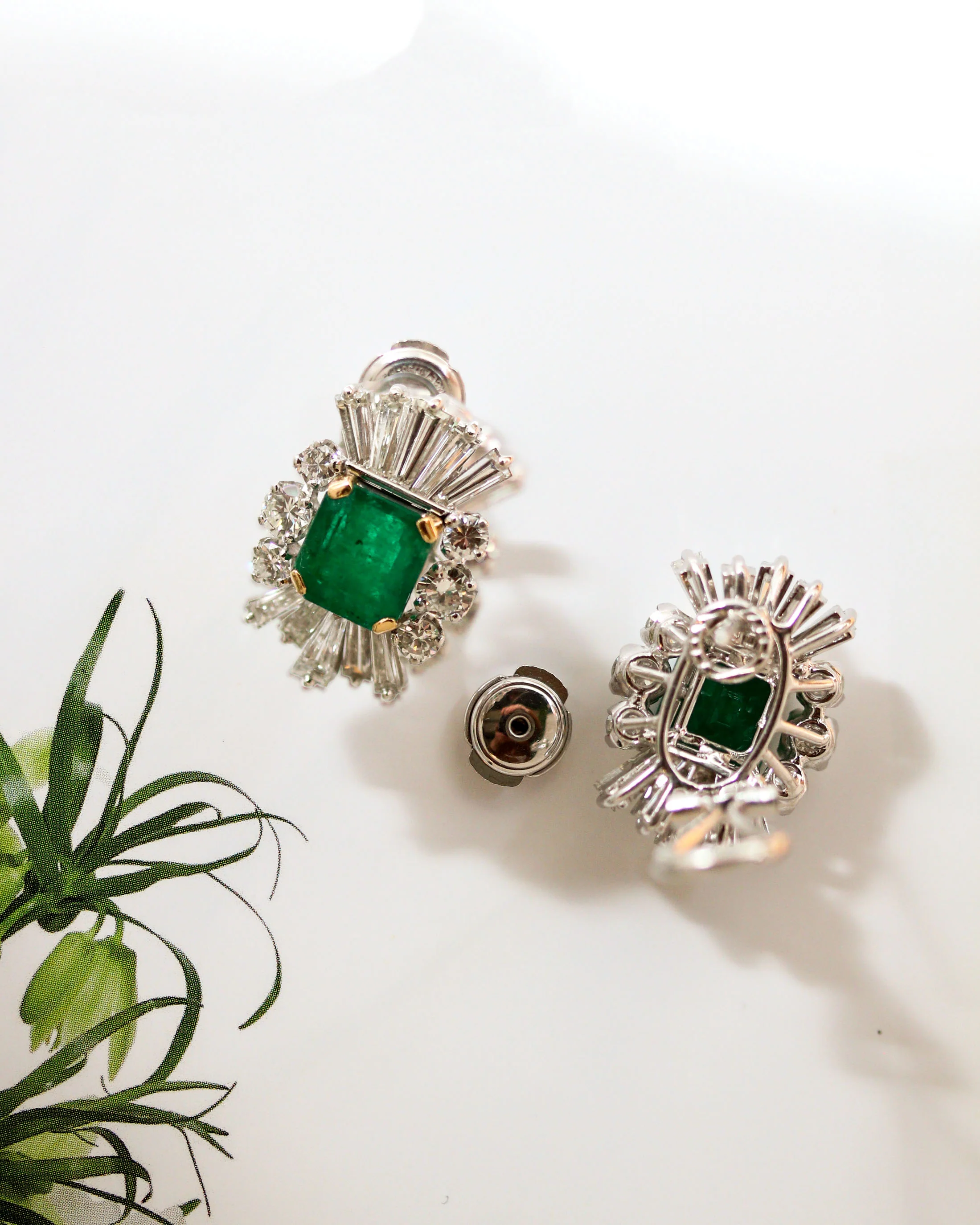 Paire de boucles d'oreille 1950 cocktail Emeraude et Diamants - Image 4